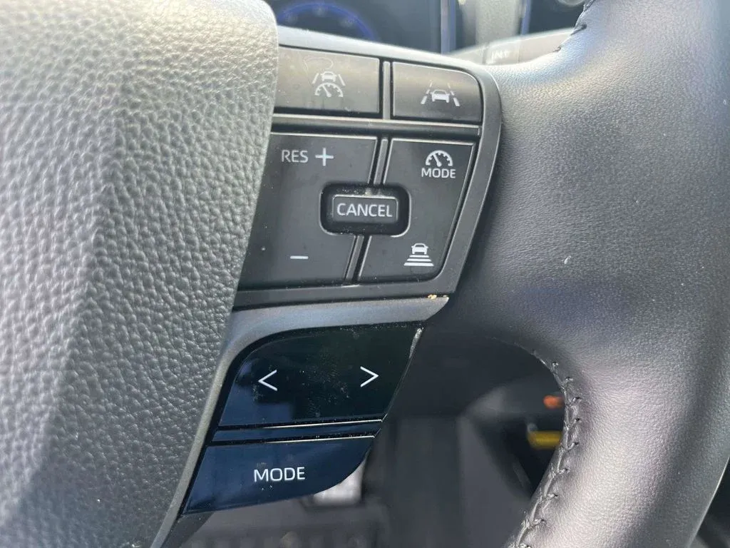 2025 Toyota Camry XSE thumbnail 32