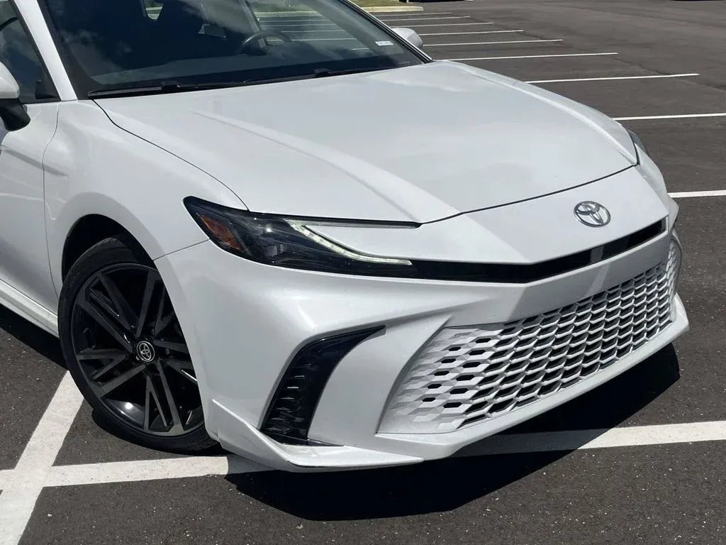 2025 Toyota Camry XSE thumbnail 9