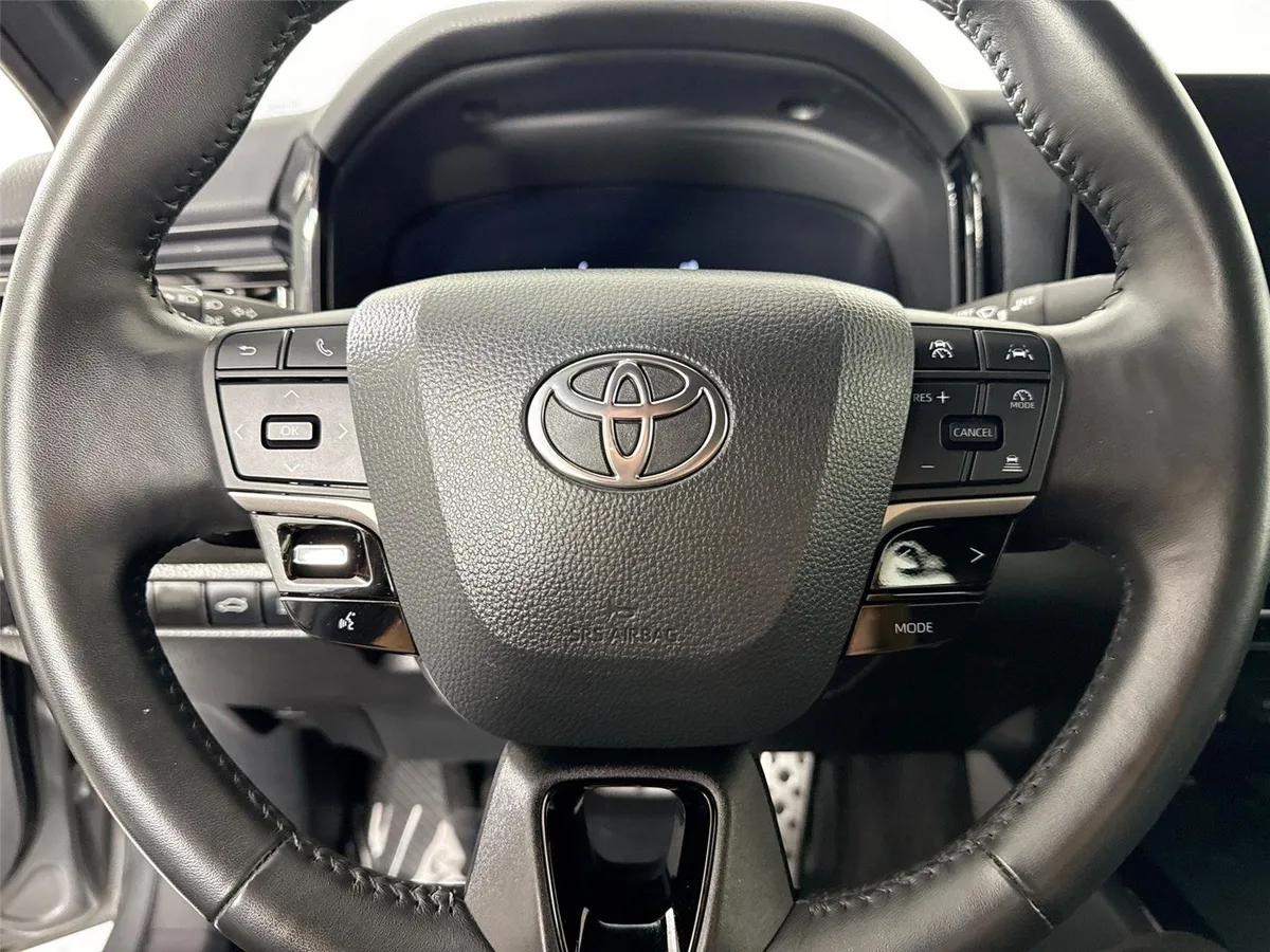 2025 Toyota Camry XSE thumbnail 17