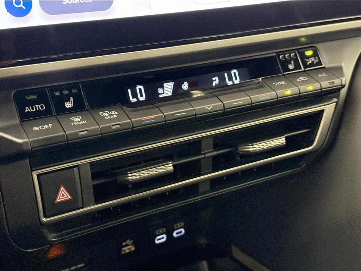 2025 Toyota Camry XSE thumbnail 26