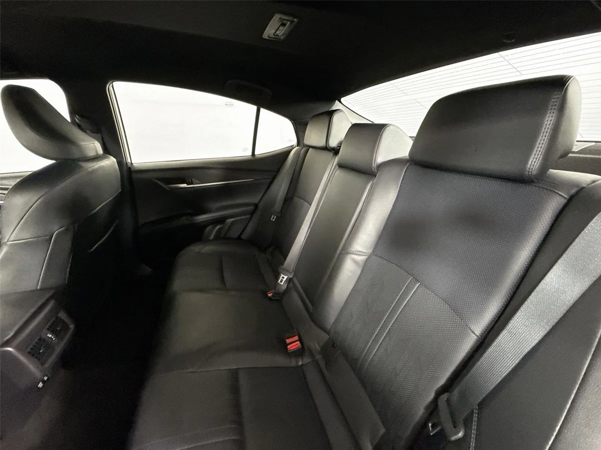 2025 Toyota Camry XSE thumbnail 30
