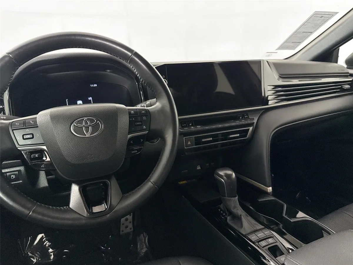 2025 Toyota Camry XSE thumbnail 32