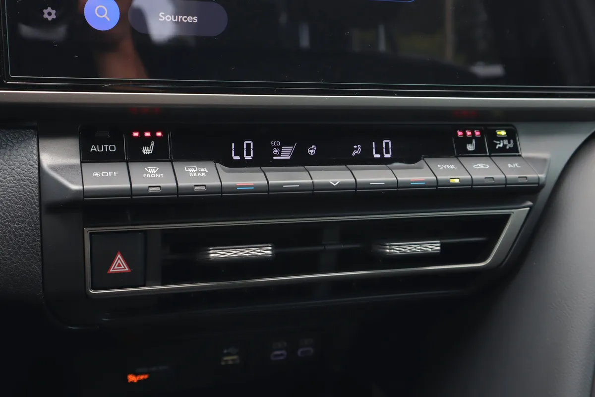 2025 Toyota Camry XSE thumbnail 16