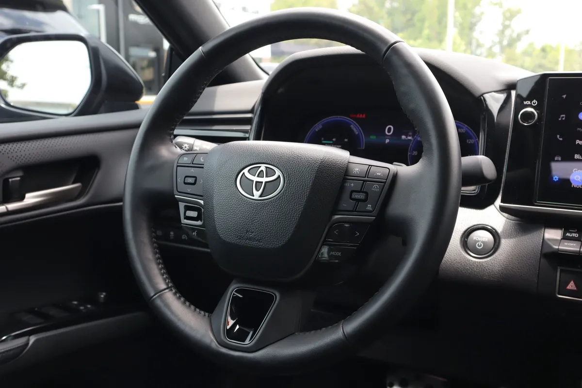 2025 Toyota Camry XSE thumbnail 17