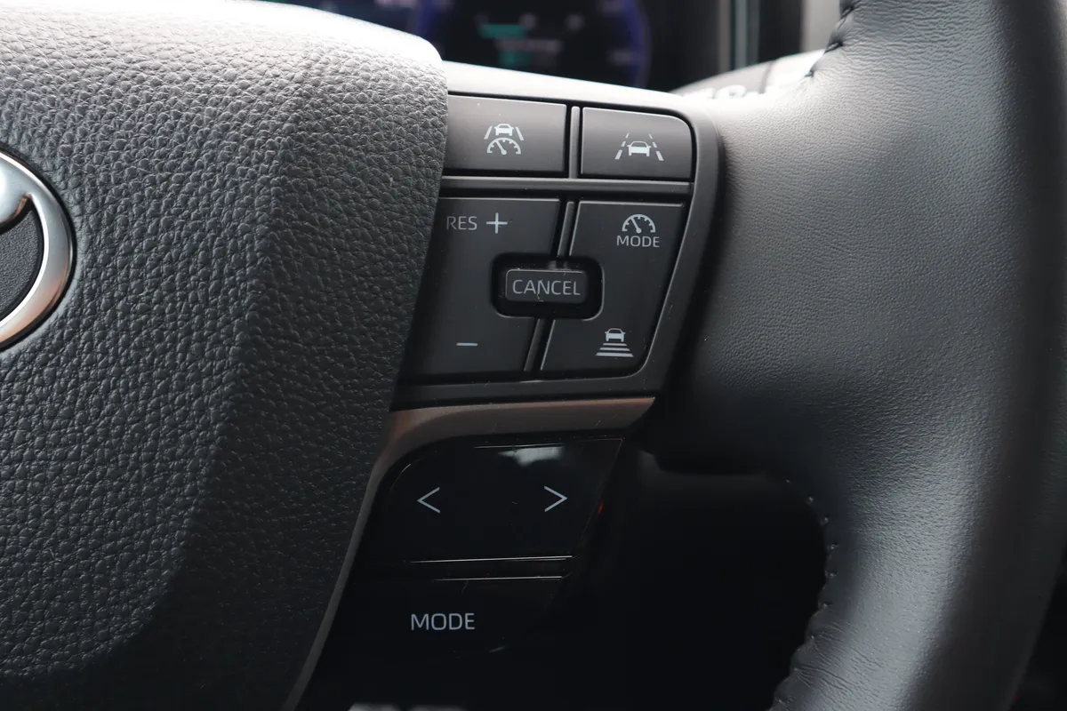 2025 Toyota Camry XSE thumbnail 19