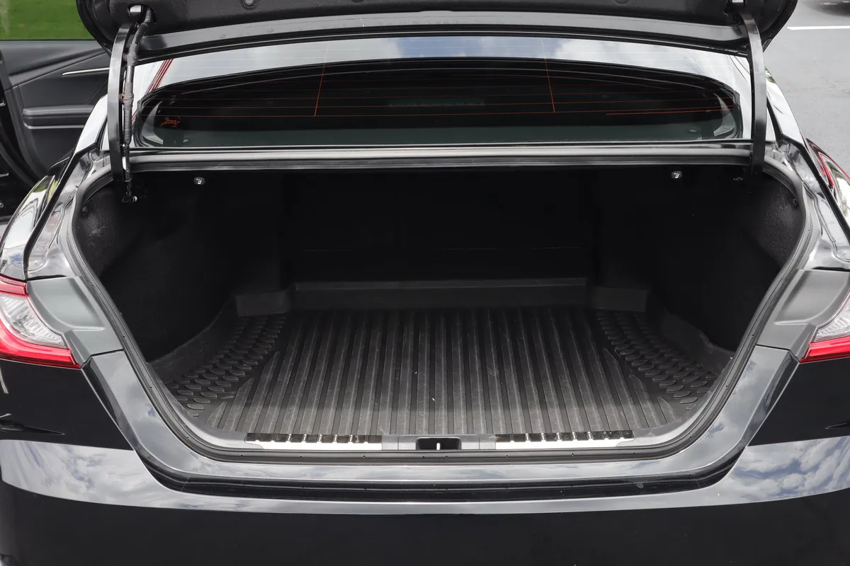 2025 Toyota Camry XSE thumbnail 30