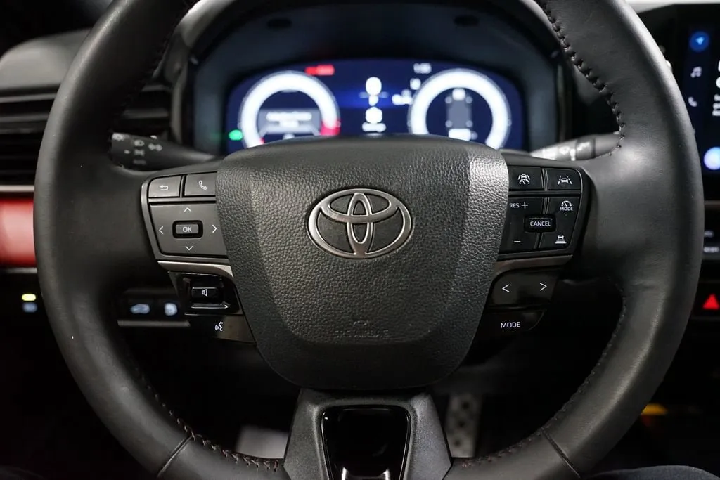 2025 Toyota Camry XSE thumbnail 12