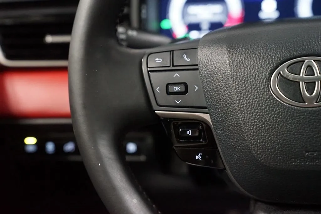 2025 Toyota Camry XSE thumbnail 14