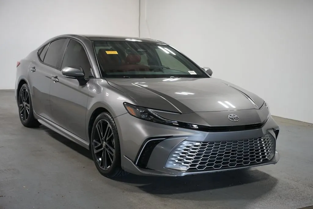2025 Toyota Camry XSE thumbnail 3