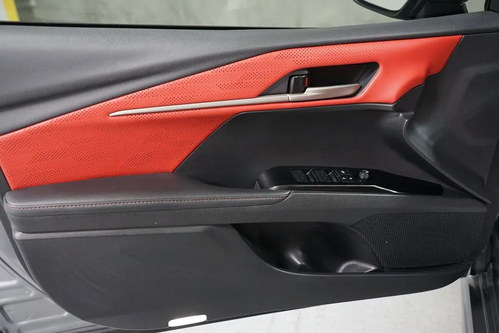 2025 Toyota Camry XSE thumbnail 31