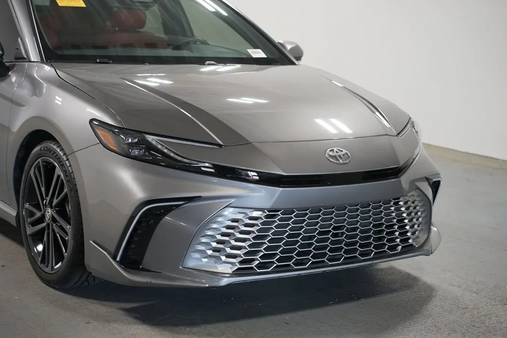 2025 Toyota Camry XSE thumbnail 4