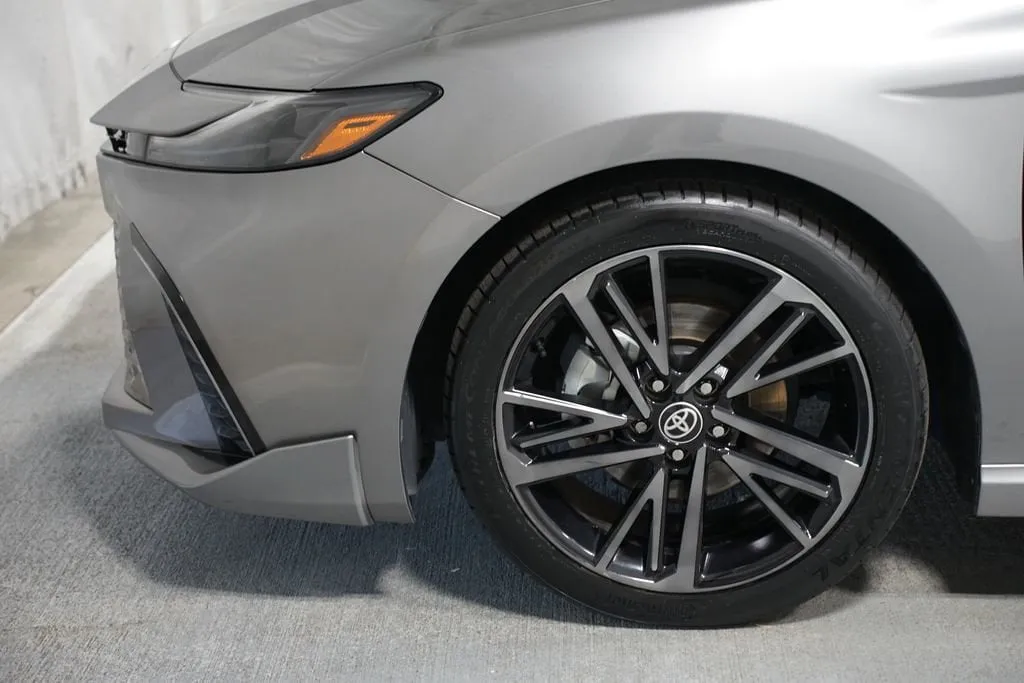 2025 Toyota Camry XSE thumbnail 5