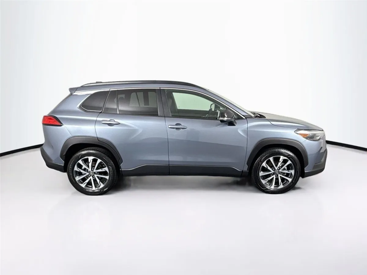 2025 Toyota Corolla Cross XLE thumbnail 10