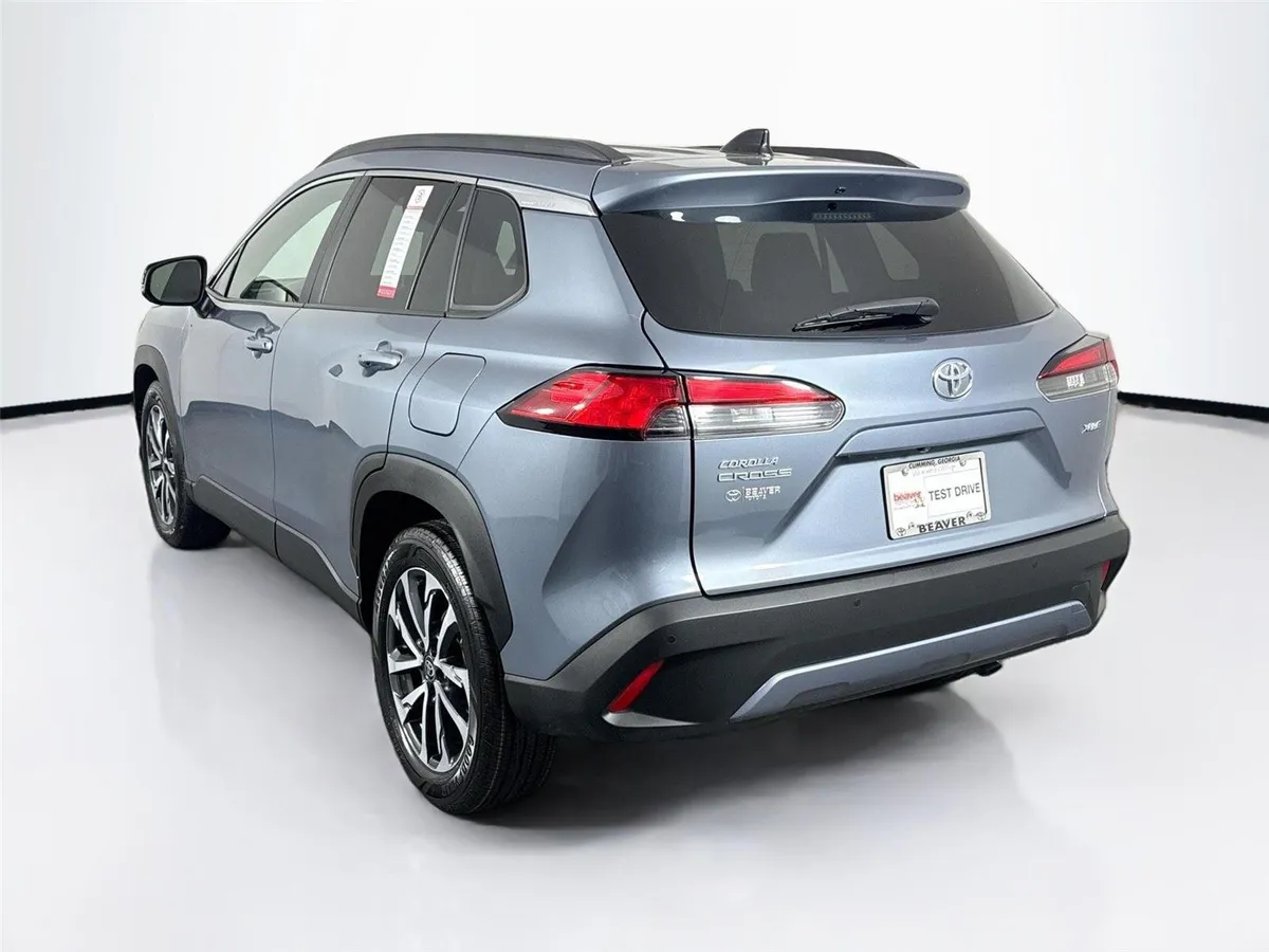 2025 Toyota Corolla Cross XLE thumbnail 12