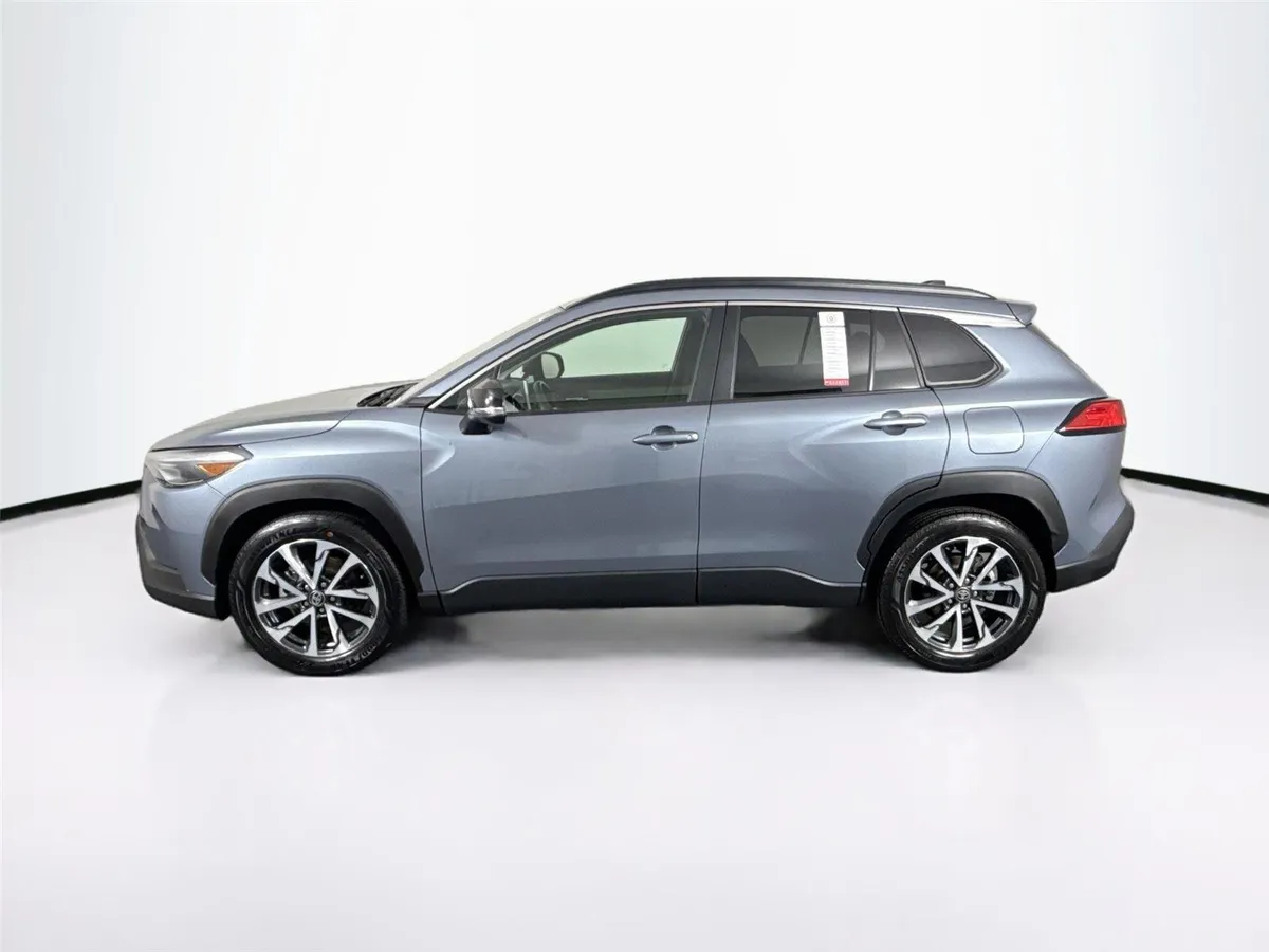 2025 Toyota Corolla Cross XLE thumbnail 13