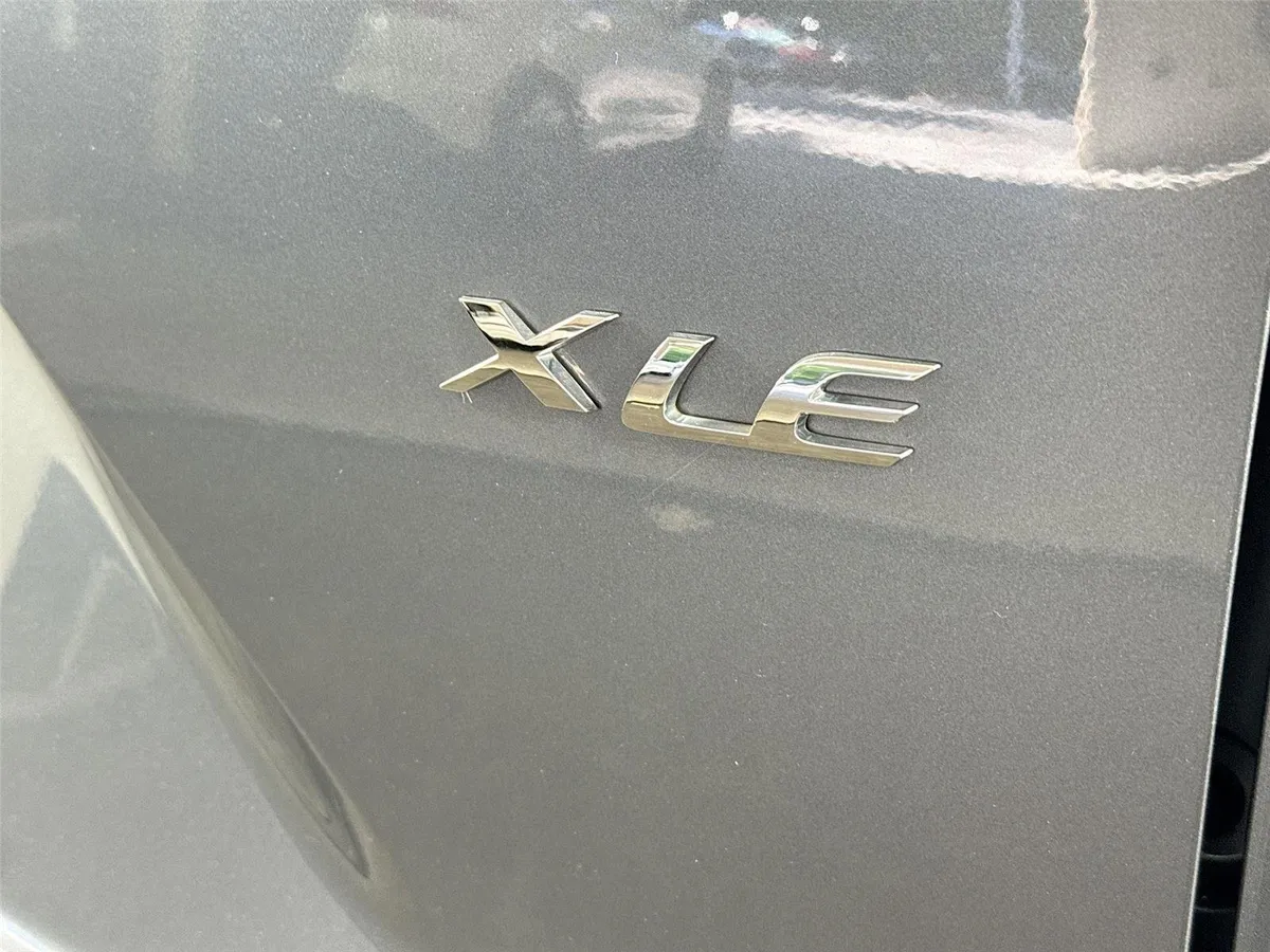 2025 Toyota Corolla Cross XLE thumbnail 14
