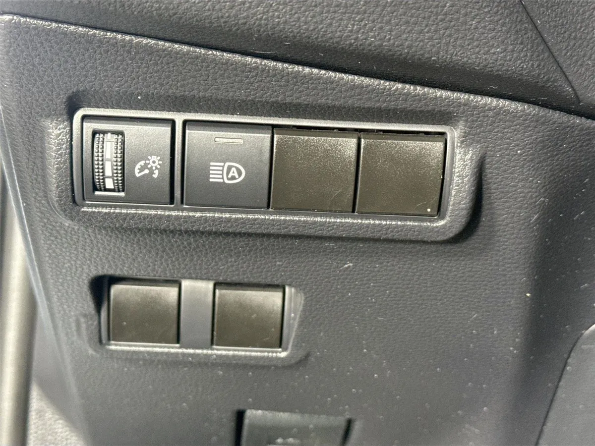 2025 Toyota Corolla Cross XLE thumbnail 15