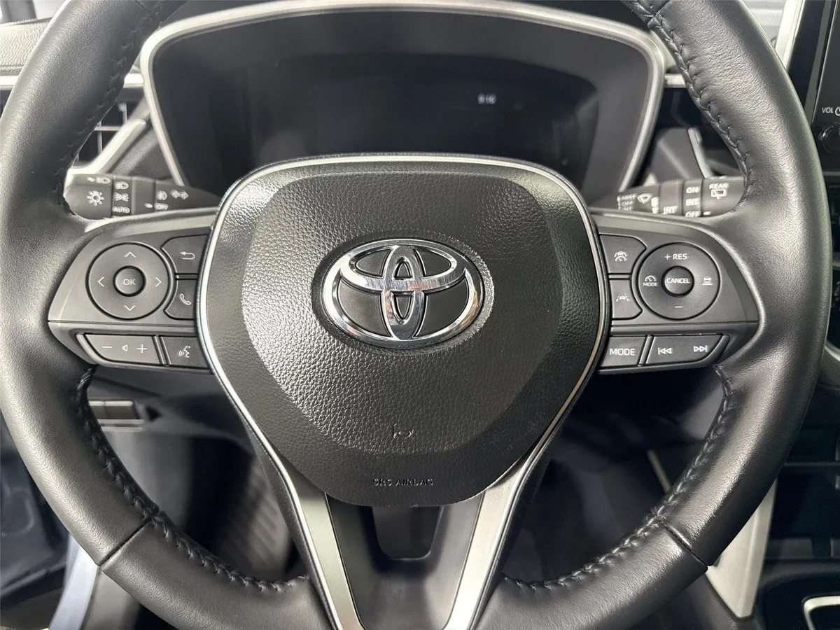 2025 Toyota Corolla Cross XLE thumbnail 16