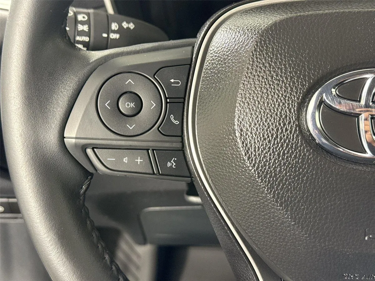 2025 Toyota Corolla Cross XLE thumbnail 17