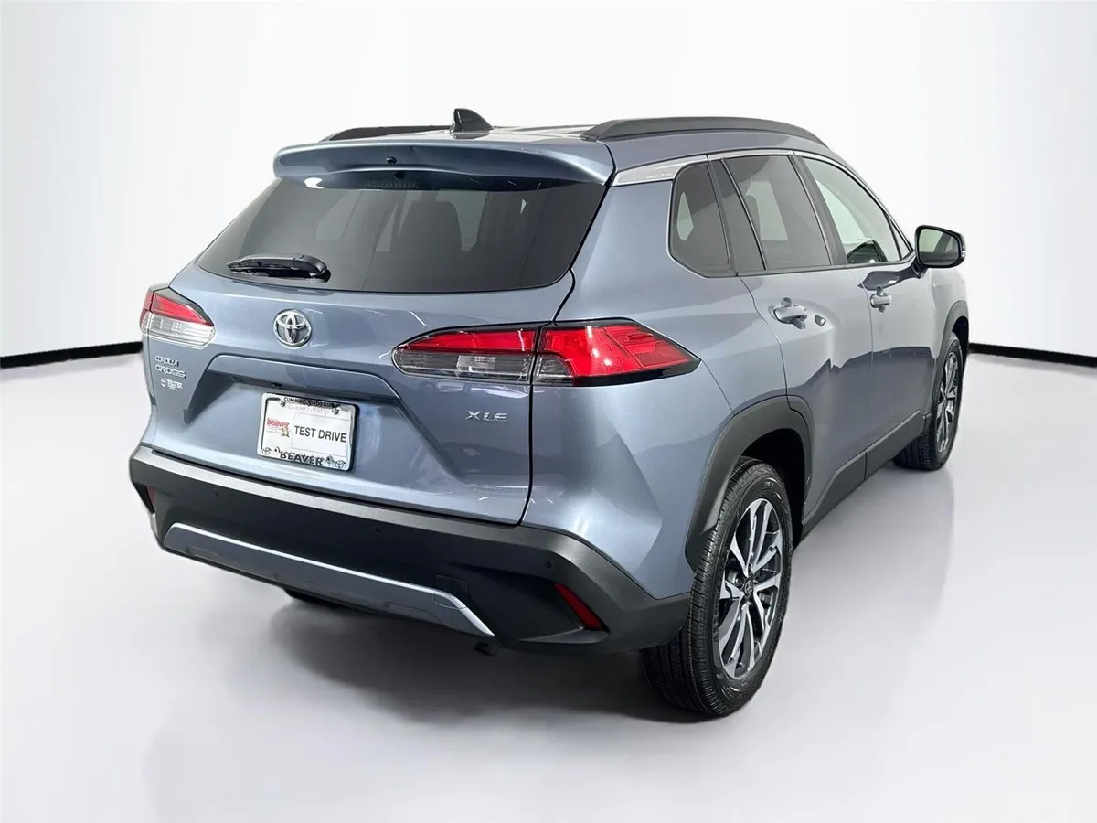 2025 Toyota Corolla Cross XLE thumbnail 2