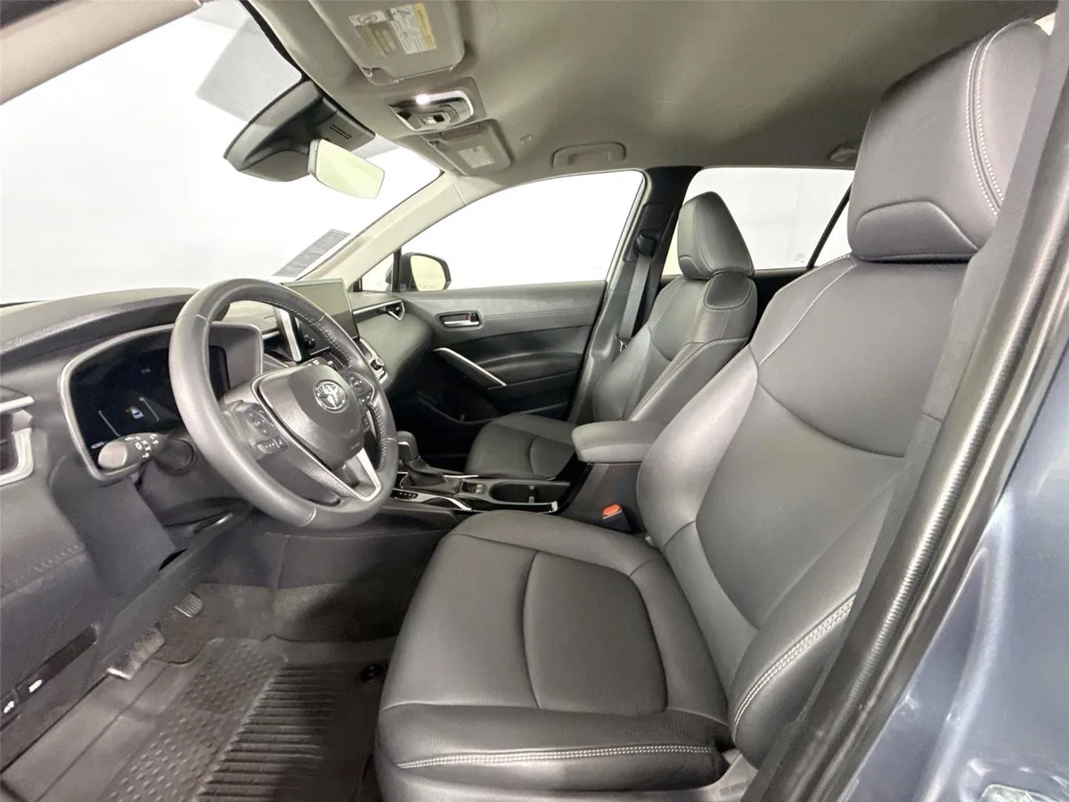 2025 Toyota Corolla Cross XLE thumbnail 3