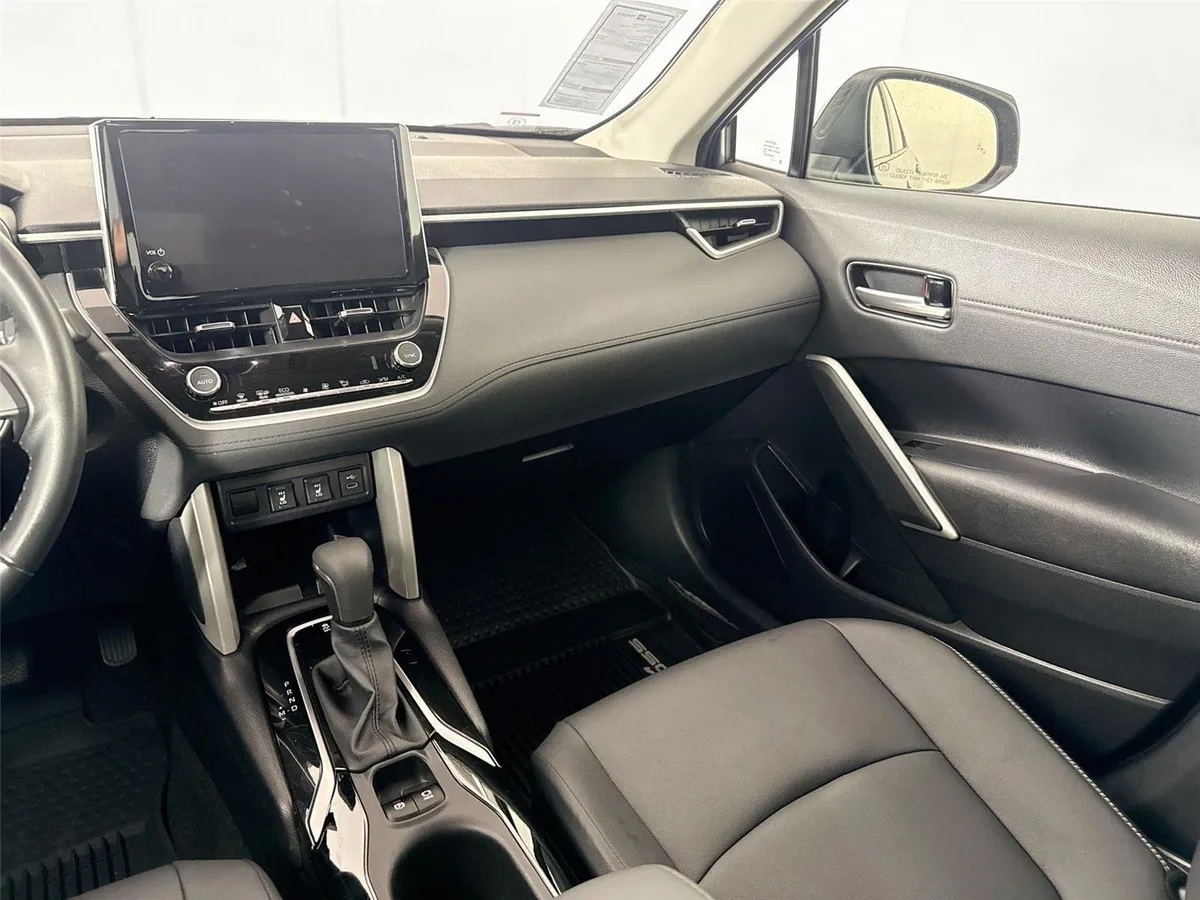 2025 Toyota Corolla Cross XLE thumbnail 30