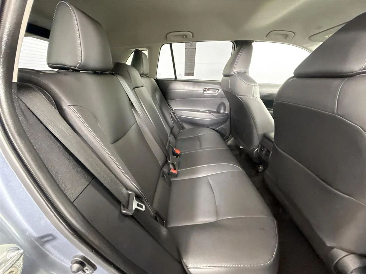 2025 Toyota Corolla Cross XLE thumbnail 36
