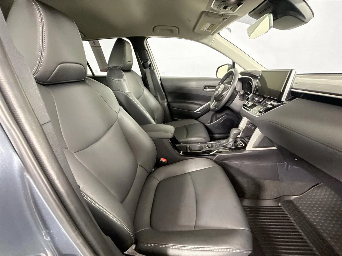 2025 Toyota Corolla Cross XLE thumbnail 37