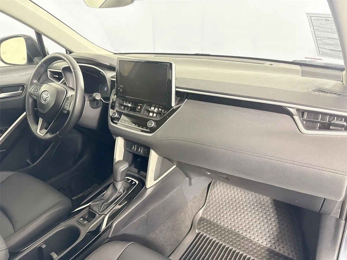 2025 Toyota Corolla Cross XLE thumbnail 38