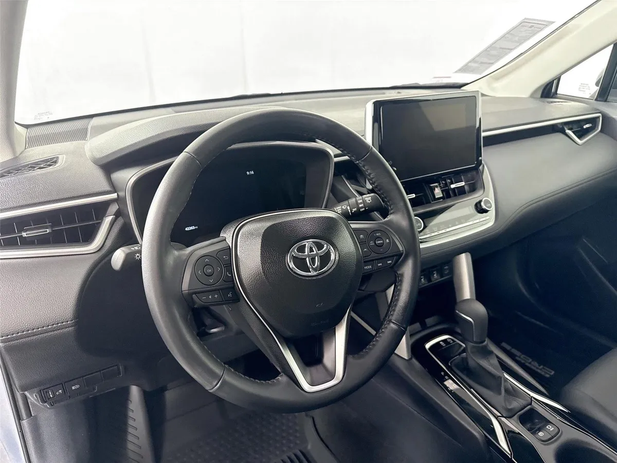 2025 Toyota Corolla Cross XLE thumbnail 4