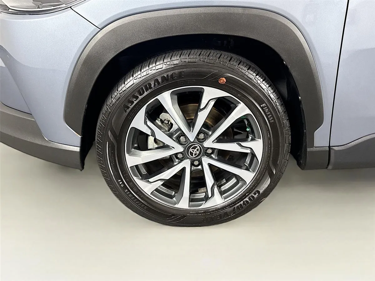 2025 Toyota Corolla Cross XLE thumbnail 40