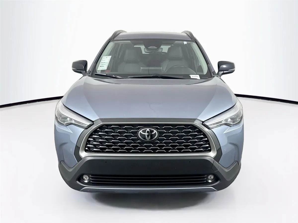 2025 Toyota Corolla Cross XLE thumbnail 8