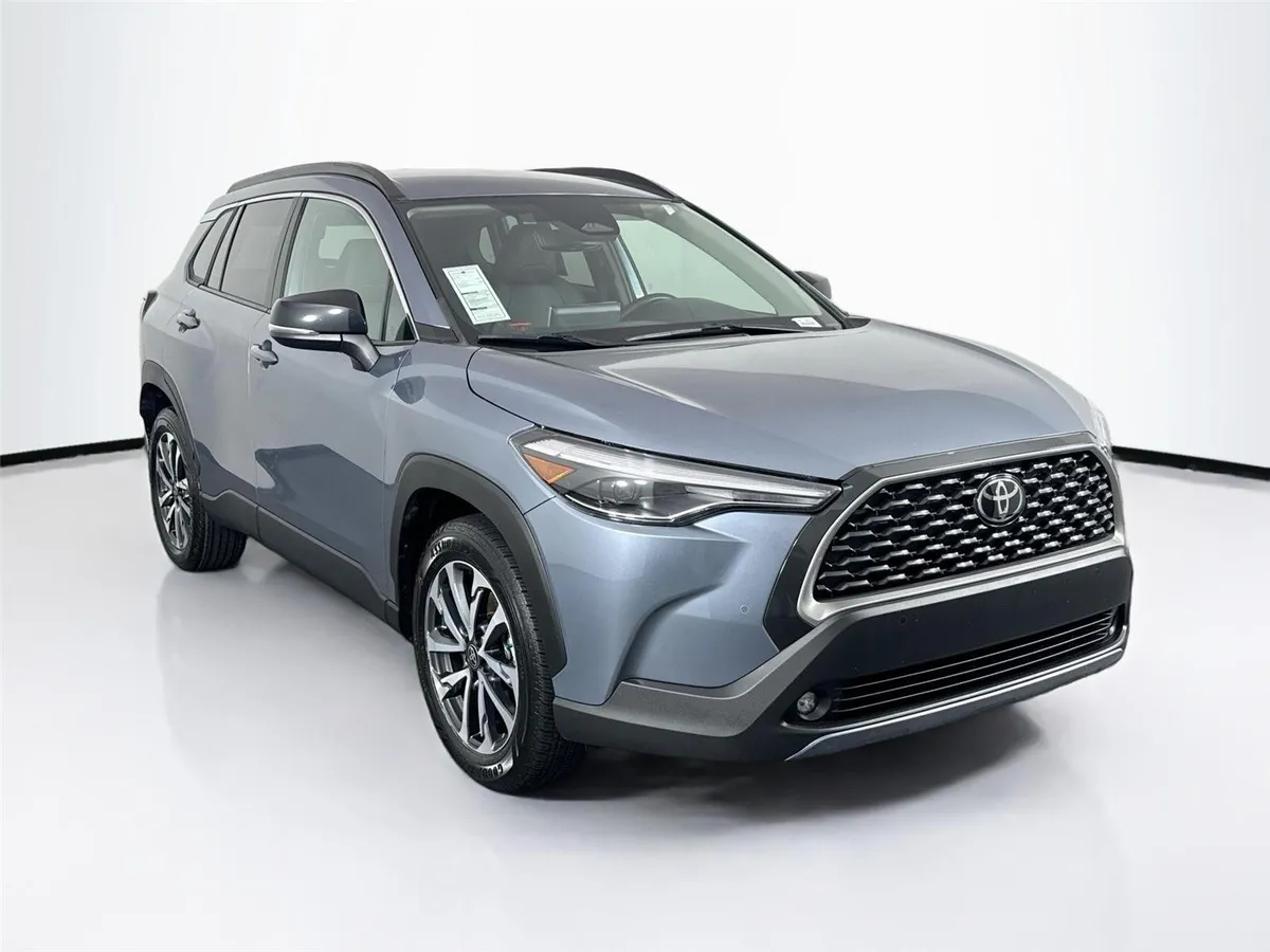 2025 Toyota Corolla Cross XLE thumbnail 9