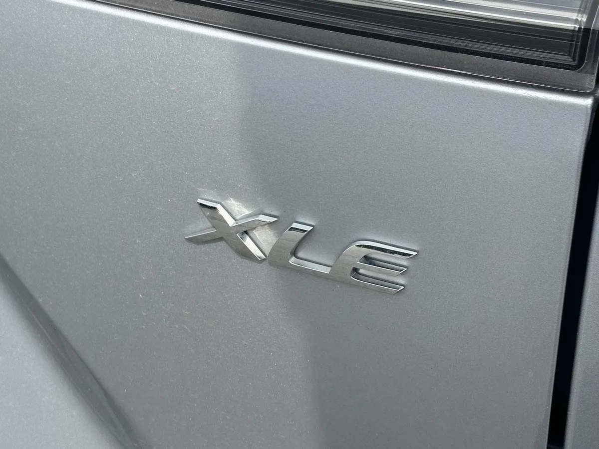 2025 Toyota Corolla Cross XLE thumbnail 10