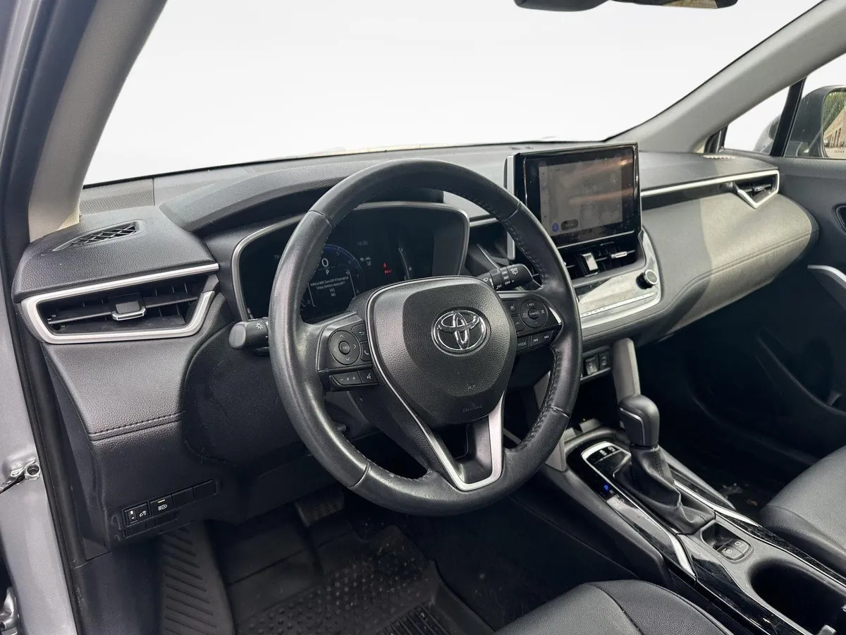 2025 Toyota Corolla Cross XLE thumbnail 11
