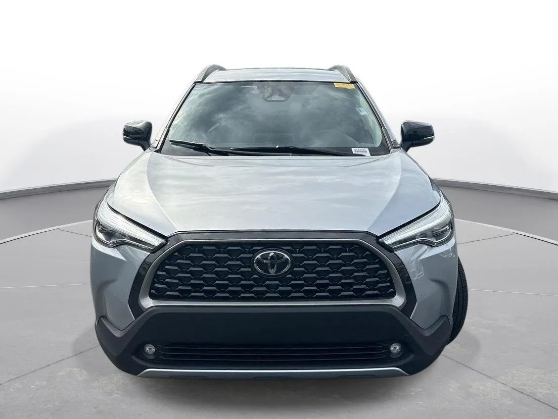 2025 Toyota Corolla Cross XLE thumbnail 3