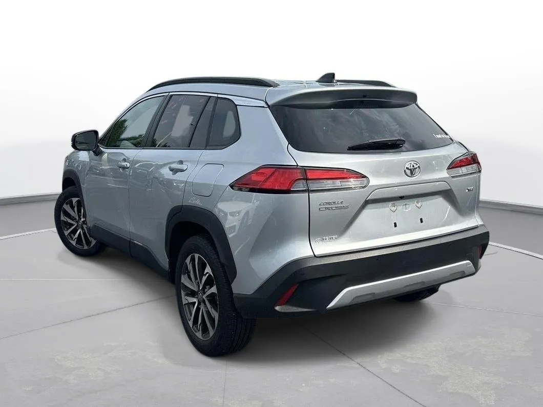 2025 Toyota Corolla Cross XLE thumbnail 8