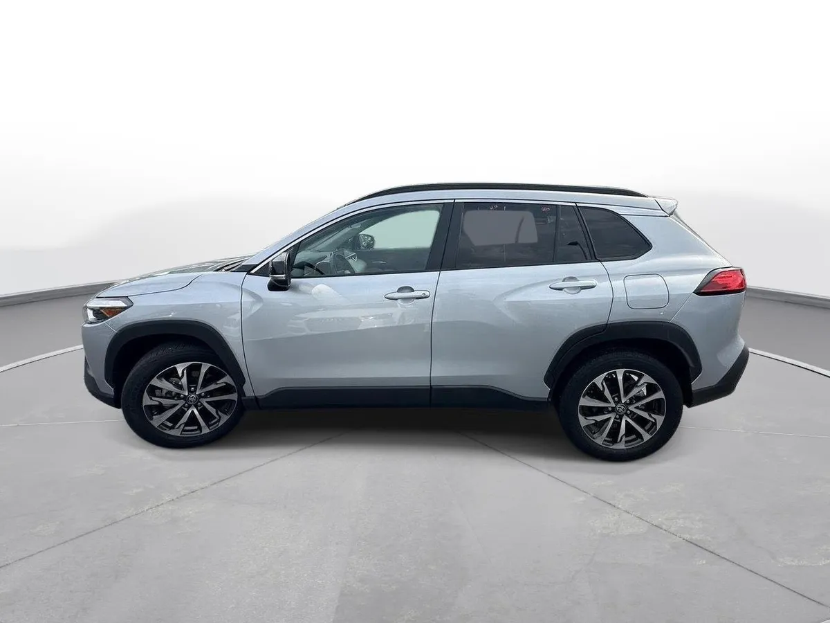 2025 Toyota Corolla Cross XLE thumbnail 9