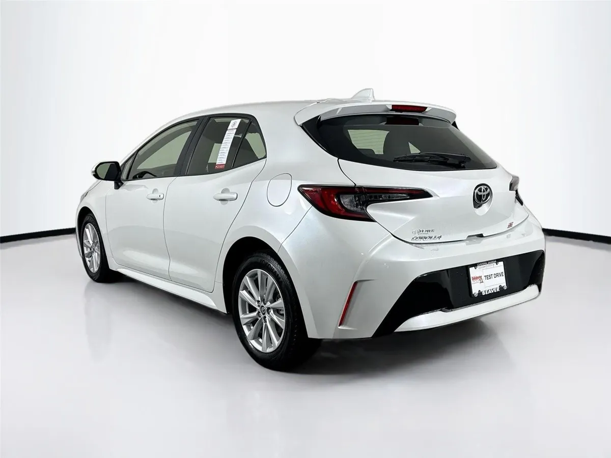 2025 Toyota Corolla Hatchback SE thumbnail 12