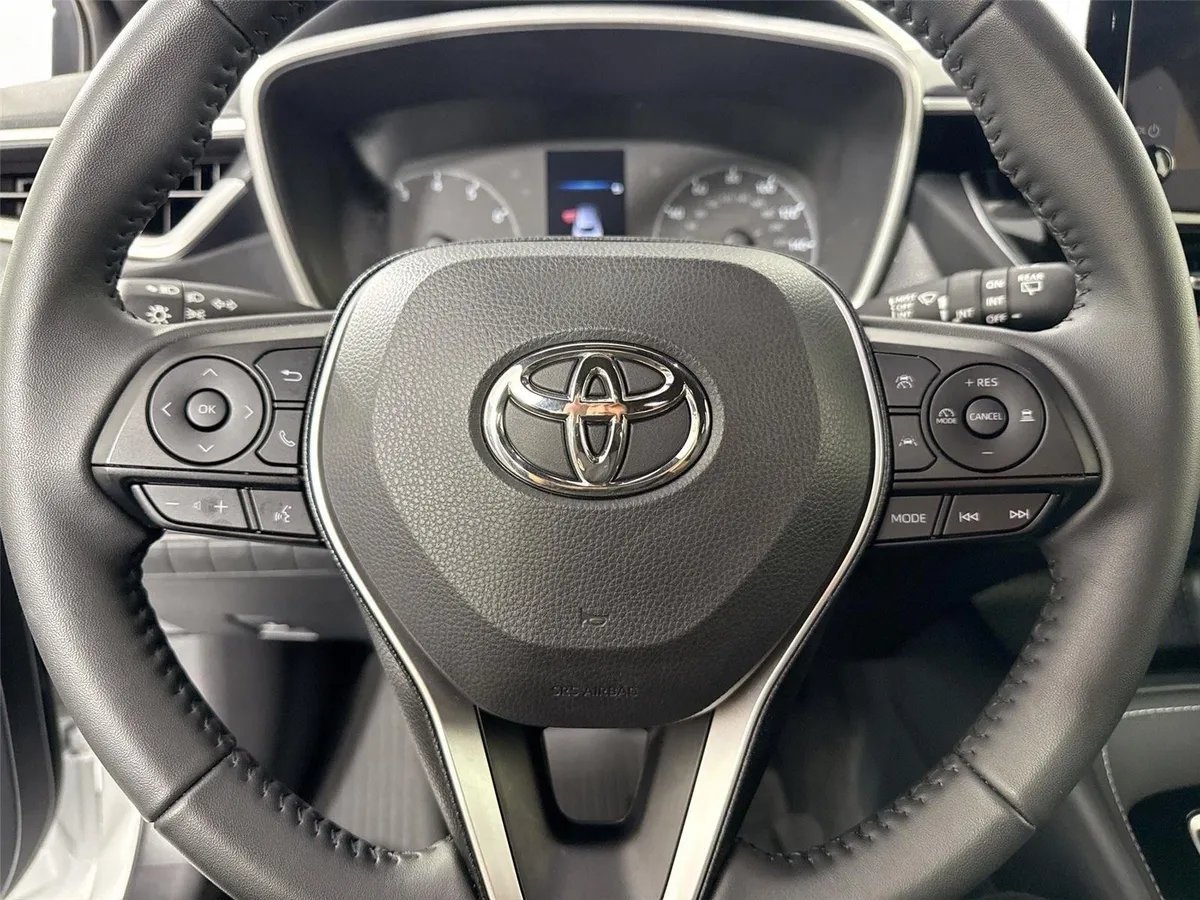 2025 Toyota Corolla Hatchback SE thumbnail 16