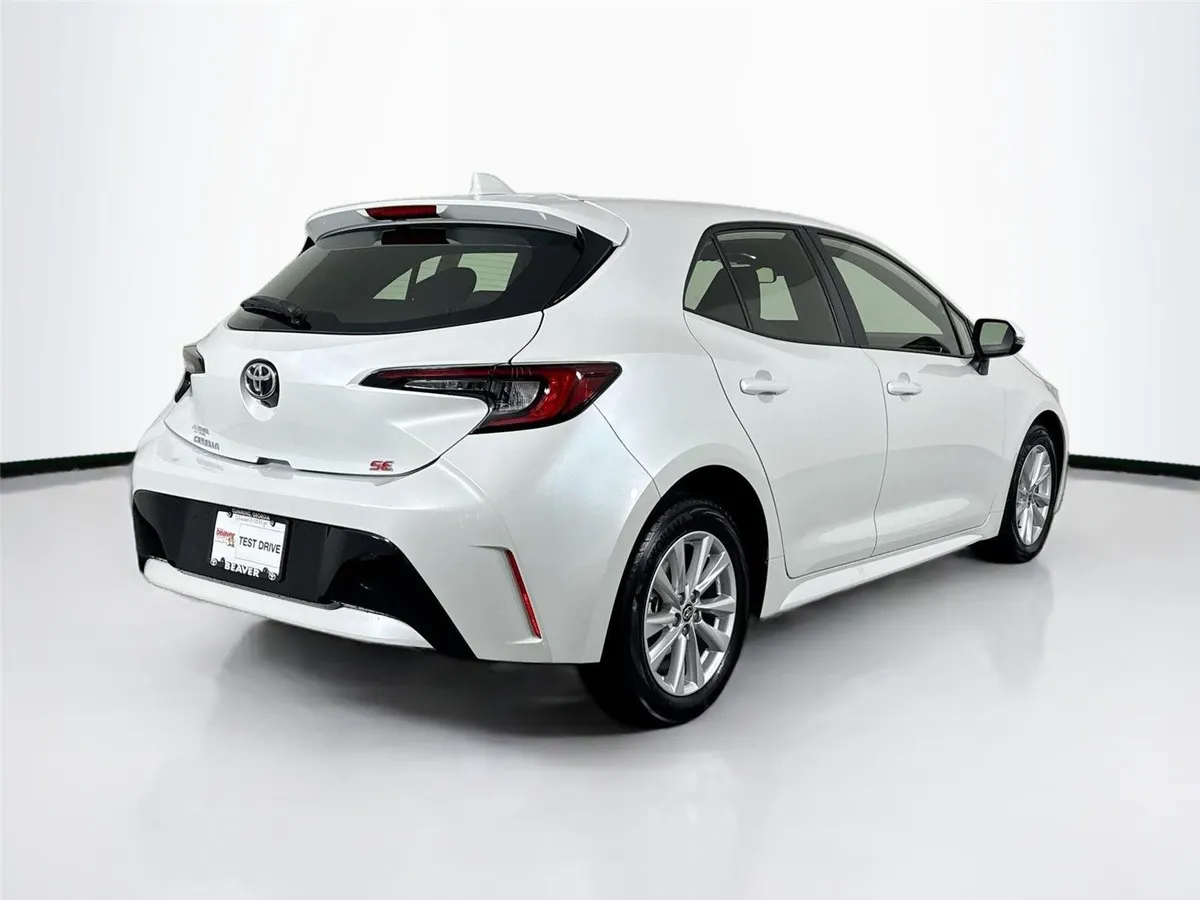 2025 Toyota Corolla Hatchback SE thumbnail 2