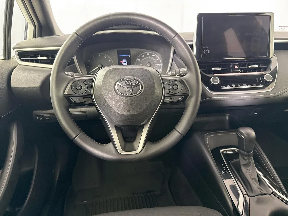 2025 Toyota Corolla Hatchback SE thumbnail 28
