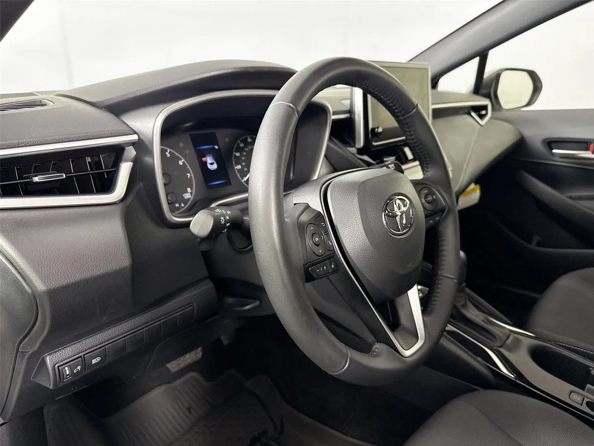 2025 Toyota Corolla Hatchback SE thumbnail 4