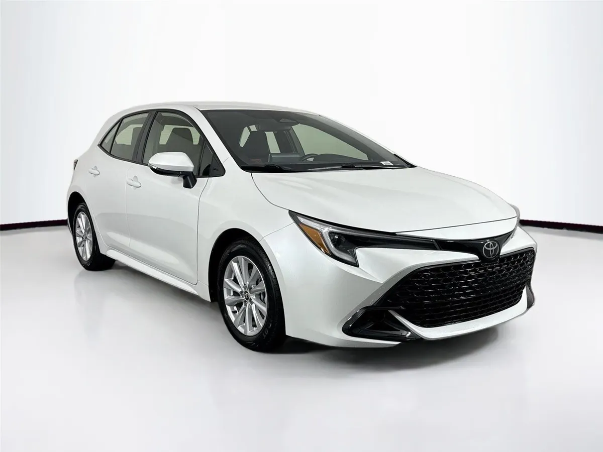2025 Toyota Corolla Hatchback SE thumbnail 9
