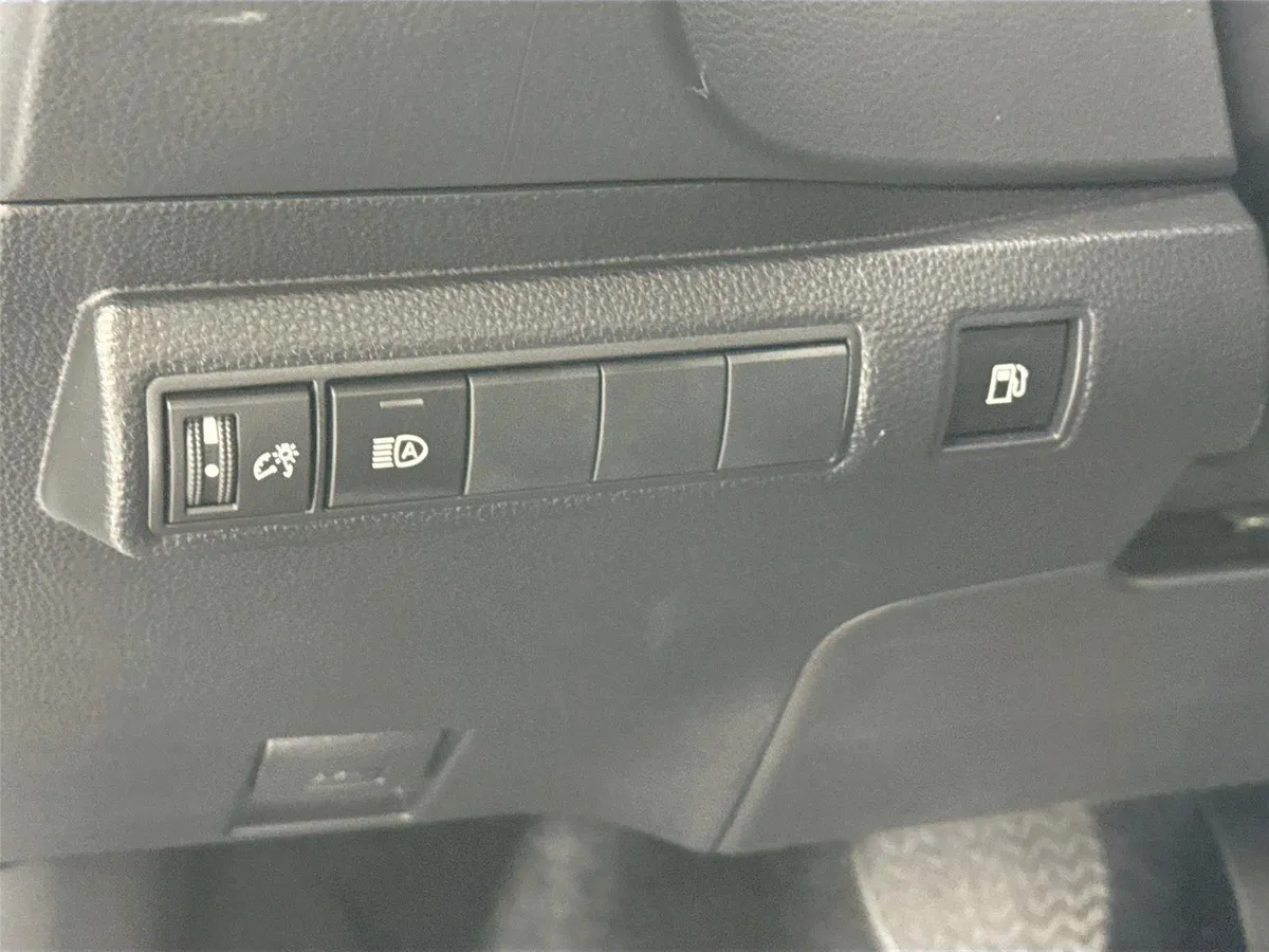 2025 Toyota Corolla Hybrid LE thumbnail 15