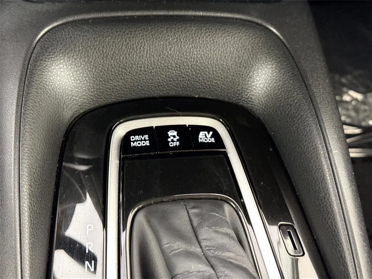 2025 Toyota Corolla Hybrid LE thumbnail 24