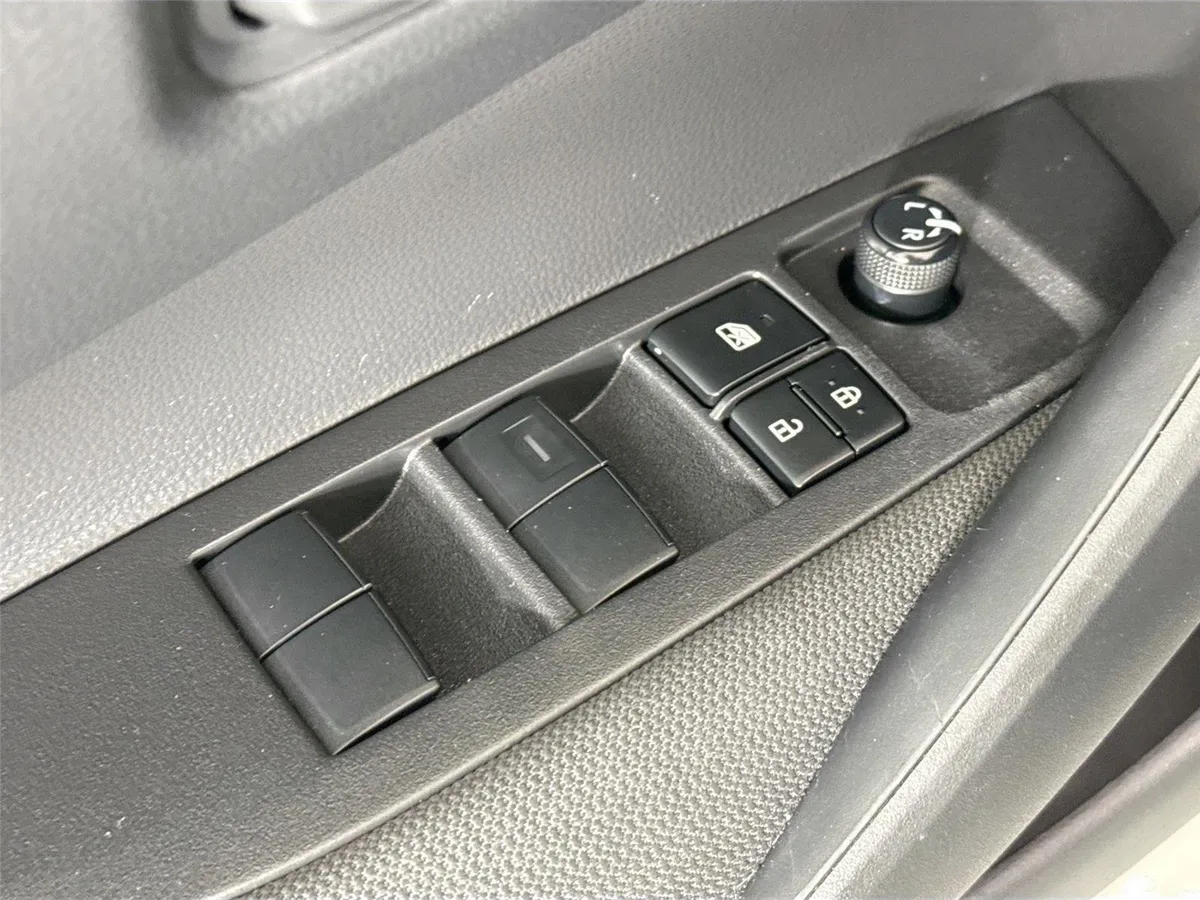 2025 Toyota Corolla Hybrid LE thumbnail 26