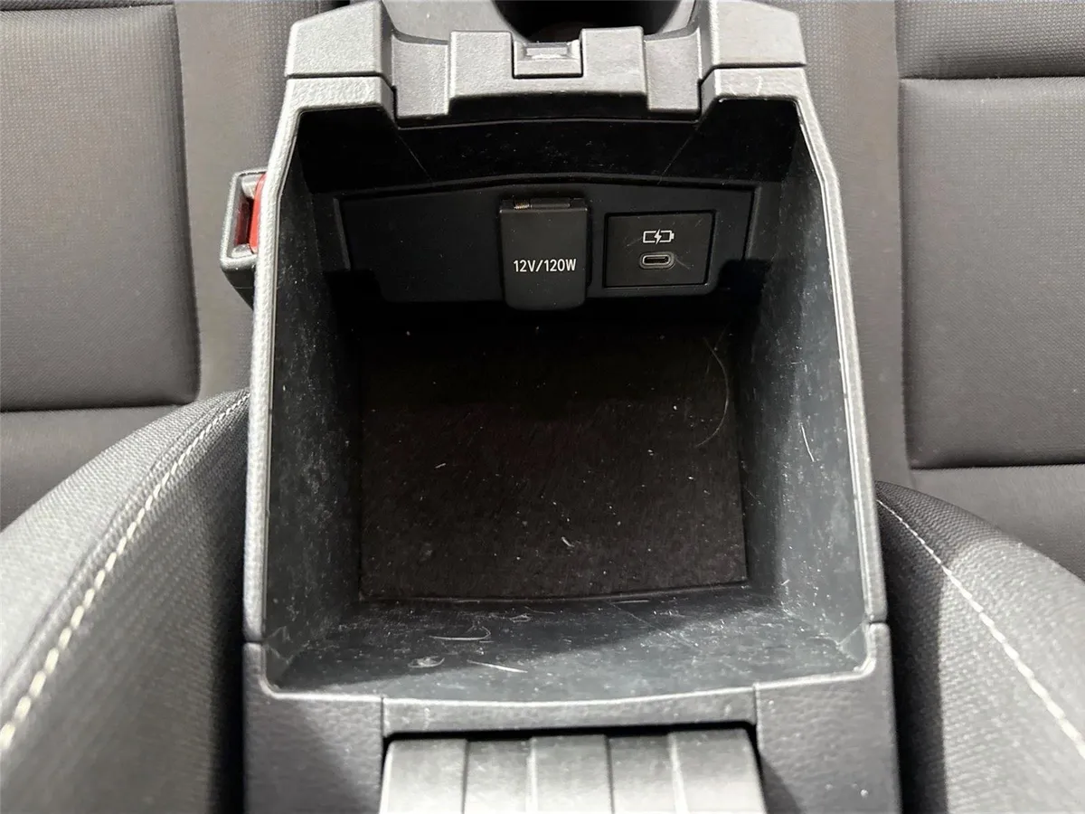 2025 Toyota Corolla Hybrid LE thumbnail 31