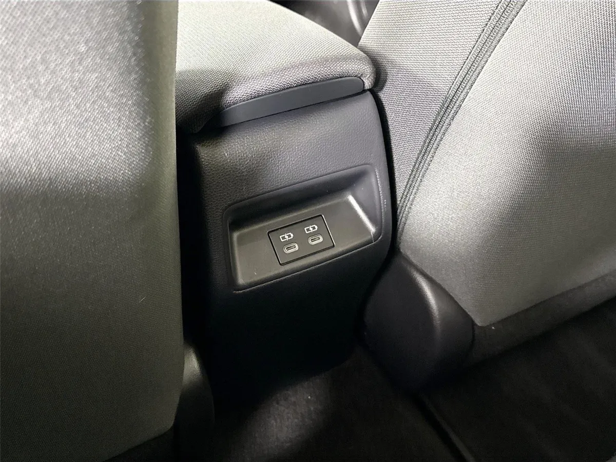 2025 Toyota Corolla Hybrid LE thumbnail 33