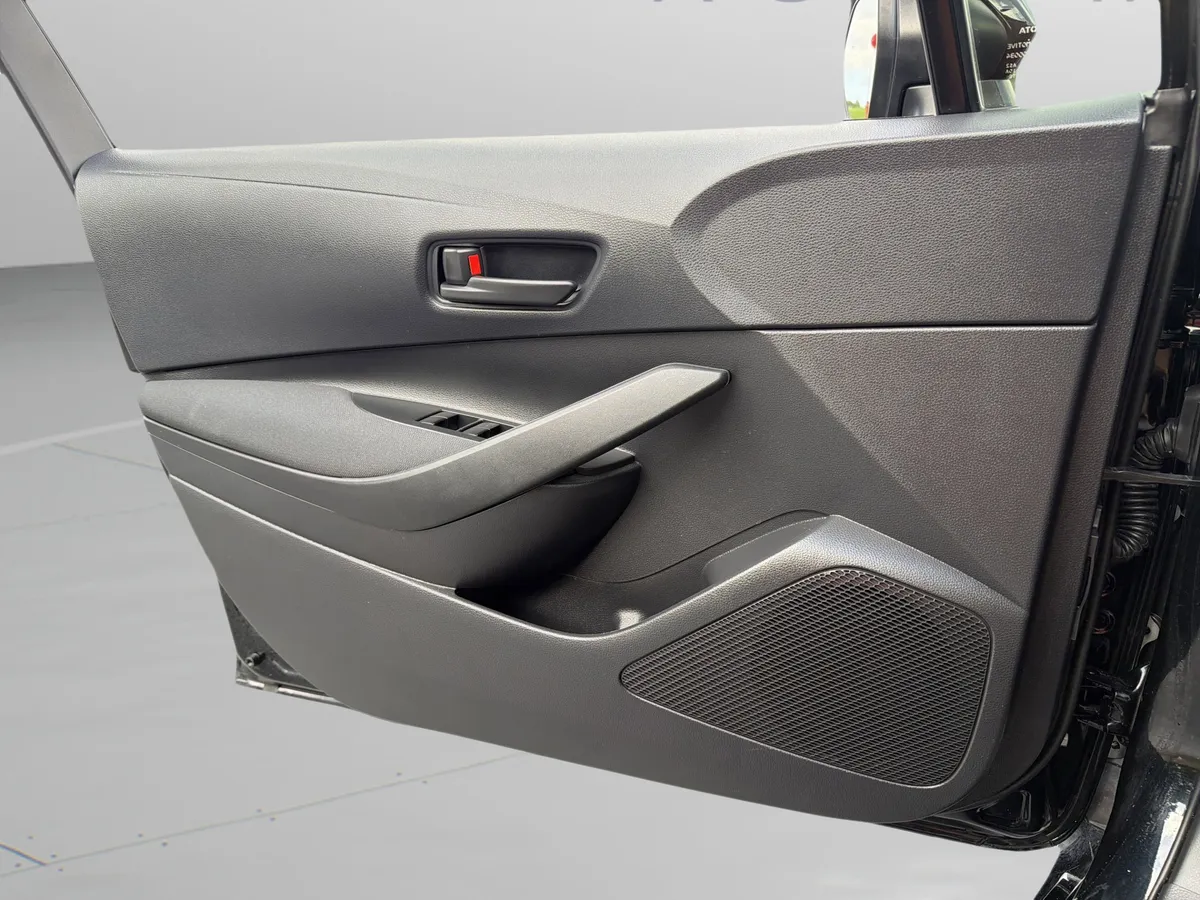2025 Toyota Corolla Hybrid LE thumbnail 15